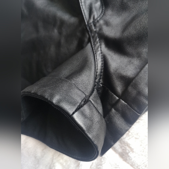 Divided faux leather shorts. Size 10 - Picture 9 of 11